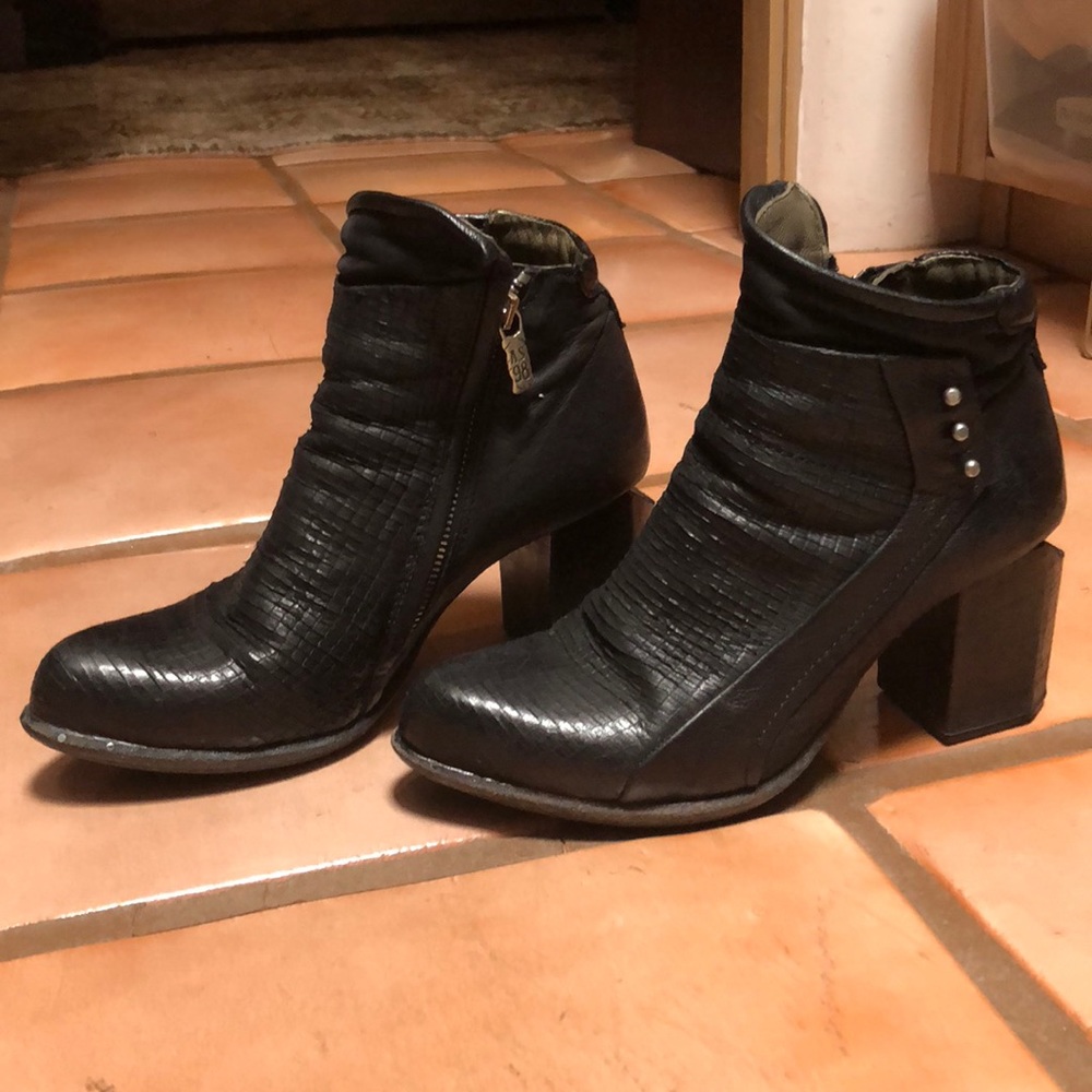 AS98 Black booties
